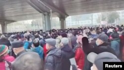 中国社媒平台的视频显示武汉退休人员聚集在中山公园外抗议削减医保福利。(2023年2月15日)
