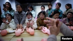 上海Yipeitong培训中心正在培训妇女成为有照顾新生儿技能的保姆月嫂。(2023年3月2日)