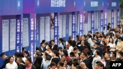 寻找工作的中国年轻人参加重庆的一个招聘会。(2023年4月11日)