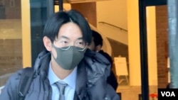 资料照片:因威胁活动人士而被判九个月监禁的吴啸雷2024年1月22日在第一天庭审结束后离开波士顿的地区法院。