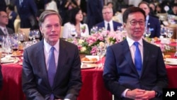 资料照片:中国国家副主席韩正与美国驻中国大使伯恩斯在北京出席中国美国商会(Amcham)活动。(2024年3月1日)
