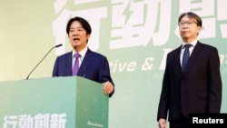 台湾当选总统赖清德在台北举行记者会公布台湾新内阁人选,台湾国安局局长蔡明彥站在一边。(2024年4月25日)
