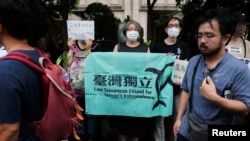 资料照片:台湾民众聚集在台北的立法院外表达自己的政治意愿。(2024年5月24日)