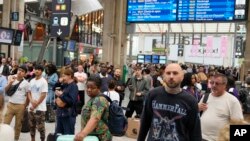 2024年巴黎夏季奥运会开幕日当天,旅客等候在巴黎北站(Gare du Nord)火车站内。(2024年7月26日)