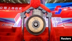 资料照:上海证券交易所在某家公司上市仪式前摆放的锣。 (2019年7月22日)