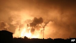 2023年10月27日,以色列空袭加沙地带北部造成的爆炸。(美联社照片)