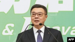 即将出任赖清德政府行政院长的台湾前民进党主席卓荣泰在记者会上讲话。(2024年4月10日)