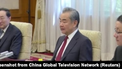 2024年5月15日,中国外交部长王毅在北京会见巴基斯坦官员。(路透社照片)