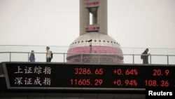 上海陆家嘴街头一个电子显示屏幕上显示的沪深指数。(2023年3月24日)