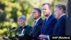 左起:澳大利亚外交部长黄英贤、澳国防部长理查德·马勒斯、英国外交大臣戴维·卡梅伦和英国国防大臣格兰特·沙普斯在澳大利亚举行的年度澳-英国部长级磋商 (AUKMIN)会议期间出席记者会。( 2024年3月22日)