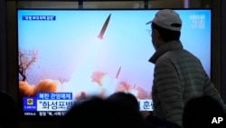 2023年3月10日在韩国首尔火车站,一个电视新闻节目显示朝鲜发射导弹的画面。朝鲜官方媒体周五称,朝鲜领导人金正恩视察了一场模拟袭击韩国的炮兵演习。