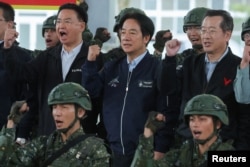 台湾总统赖清德视察花莲一处军事基地时与国军官兵在一起。(2024年5月28日)