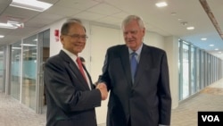 台湾立法院院长游锡堃(左)与前美国国际民主协会会长布莱恩·艾特伍德在华盛顿哈德逊研究所会面。(2023年5月16日,美国之音锺辰芳拍摄)