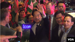 台湾副总统赖清德前往巴拉圭进行访问途中,在美东时间2023年8月12日晚间抵达纽约过境。赖清德在抵达下榻的乐天皇宫酒店时与前来欢迎他的台侨握手,并向媒体挥手致意。