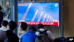 2024年5月31日,在韩国首尔火车站电视屏幕中的新闻节目播放朝鲜多管火箭发射器的画面。(美联社照片)
