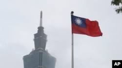 台湾旗帜在台北101大厦旁飘扬。(2023年5月7日)