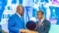 Président Félix Tshisekedi (G) ya RDC apesi na présidemt ya Angola Joao Lourenço bilembo bya bokambi SADC, lisangi lya nkita ya bikolo bya Afrika ya nse, na Luanda, Angola, 17 sanza ya mwambe 2023. (Présidence RDC)