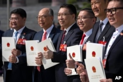 全国人大代表在北京人大会堂外手举选票拍照。(2023年3月10日)