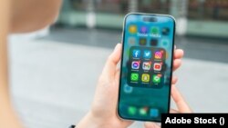 Користувачі соцмереж у США стикаються із шквалом коментарів націлених проти підтримки України та Ізраїлю, що не лише змінює ставлення громадян, але і впливає на політику на найвищому рівні -- учасники дискусії в Атлантичній раді.