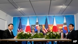 资料照:美国总统拜登,日本首相岸田文雄和韩国总统尹锡悦(左)在马德里举行的北约峰会期间会谈。(2022年6月29日)