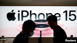 资料照:上海苹果专卖店的新款苹果手机iPhone 15的广告。(2023年9月22日)