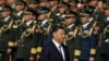 中国领导人习近平在国庆日之前向天安门广场人民纪念碑鲜花时走过中国军人的队伍。(2023年9月30日)