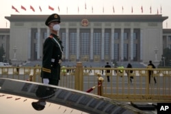 一名中国武警士兵在正在召开全国人大会议的北京人大会堂前站岗。(2023年3月7日)