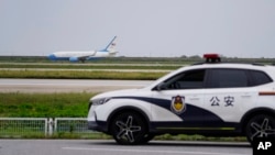 资料照:上海浦东国际机场的一架飞机和一辆中国公安警车(2023年10月7日)