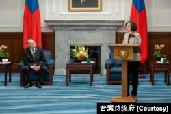 台湾总统蔡英文在台北总统府会见北美洲台湾商会联合总会访问团。(2023年5月8日)