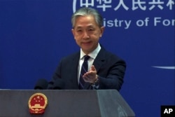 中国外交部发言人汪文斌在周一记者会上。(2023年2月13日)
