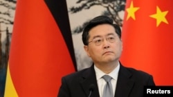 中国外长秦刚在与德国外长安娜莱娜·贝尔伯克在北京钓鱼台国宾馆出席联合记者会。(2023年4月14日)