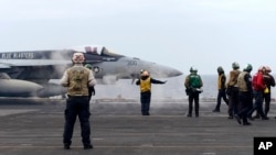 美日韩三国在东中国海举行联合海军军演期间,一架 F-18E 战斗机正准备从美国海军西奥多·罗斯福号航空母舰上起飞。(2024年4月11日)