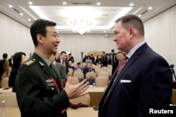 美国前助理国防部长施灿德(Chad Sbragia)在北京出席香山论坛期间与中国国防部发言人吴谦交谈。(2023年10月30日)