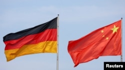 资料照片:2023年6月19日,在柏林看到的德国和中国国旗。(路透社照片)