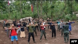 资料照片:缅甸民族团结政府的武装力量人民防卫军成员在缅泰边境附近克伦邦的一个营地参加训练。(2021年10月9日)