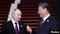 资料照:中国领导人习近平与俄罗斯总统普京在北京举行的“一带一路”论坛期间交谈。(2023 年10月17日)