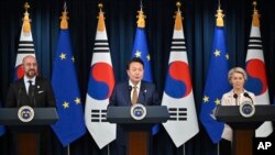 韩国总统尹锡悦在首尔同欧洲理事会主席米歇尔和欧盟委员会主席冯德莱恩举行联合记者会。(2023年5月22日)