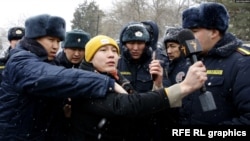 1 月 10 日,警察拘留了一名自由欧洲电台/自由电台记者,当时他正在报道比什凯克政府大楼附近的抗议活动。