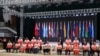 各国领导人在汤加努库阿洛法举行的太平洋岛国论坛峰会上合影留念。(2024年8月26日)