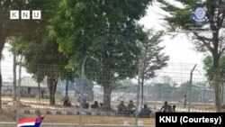 မြဝတီတံတားအမှတ် (၂) အနီးတွေ့ရတဲ့ စစ်ကောင်စီတပ်ဖွဲ့ဝင်များ (ဧပြီ ၁၁၊၂၀၂၄)