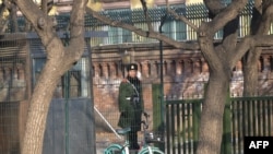 资料照:2024年1月8日,一名中国武警在英国驻北京大使馆外站岗。(法新社)