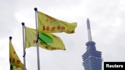 国泰世华商业银行的旗帜在台北101楼前飘扬。(2006年1月10日)