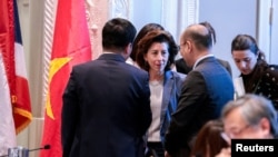 美国商务部长雷蒙多在底特律举行的印太经济框架会议上与成员国代表们交谈。(2023年5月27日)