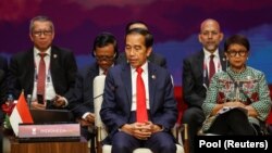 အင်ဒိုနီးရှားနိုင်ငံ ဂျာကာတာမြို့တော်မှာကျင်းပတဲ့ ၄၃ ကြိမ်မြောက် အရှေ့တောင်အာရှနိုင်ငံများအသင်း အာဆီယံရဲ့ အစည်းအဝေးအတွင်း အင်ဒိုသမ္မတ ဂျိုကိုဝီဒိုဒိုကိုတွေ့ရစဉ် (စက်တင်ဘာ ၅၊ ၂၀၂၃)