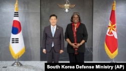 美国常驻联合国代表琳达·托马斯-格林菲尔德在首尔与韩国国防部长官申源湜举行会晤。(2024年4月15日)