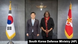 因应联合国安理会朝鲜制裁委员会专家小组于4月30日任期结束并解散,美国常驻联合国代表琳达·托马斯-格林菲尔德5月1日发表声明强调监督朝鲜制裁执行情况的必要性。图为琳达·托马斯-格林菲尔德4月15日在首尔与韩国国防部长官申元植举行会晤。(美联社)