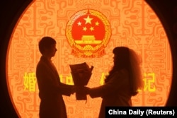 中国浙江省杭州市婚姻登记处的一对新人在情人节登记结婚。(2023年2月14日)