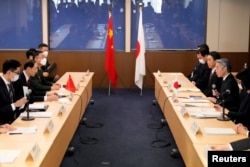 中国外交部副部长孙卫东(左二)与日本外务省外务审议官山田重夫(右二)在东京举行第17次日中安全对话。(2023年2月22日)