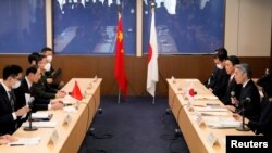 日本外务省外务审议官山田重夫(右二)与中国外交部副部长孙卫东(左二)在东京举行日中安全对话。(2023年2月22日)