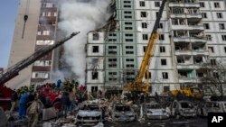 俄军袭击乌克兰乌曼市的居民楼后,乌克兰消防队展开救援。(2023年4月28日)